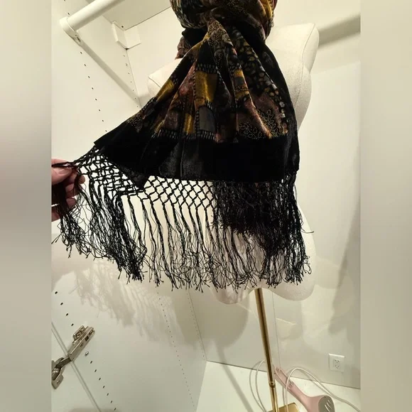 Elegant Multicolor Patterned Shawl - Picture 4 of 8